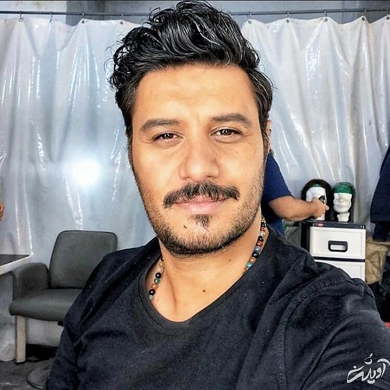 جواد عزتی کنار بازیگران ممنوع التصویر